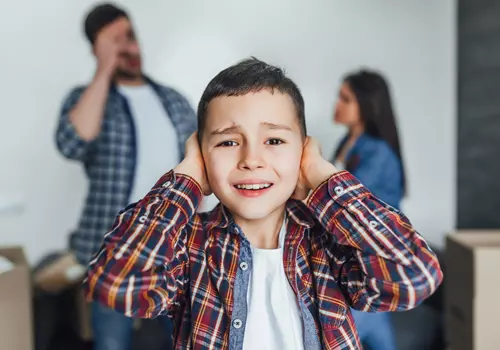 Cómo Proteger a los Niños del Impacto Emocional